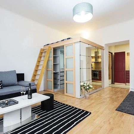 Stylish Apartment On Riverside Praga Esterno foto
